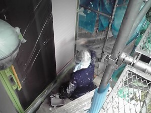 やっと軒、壁へ